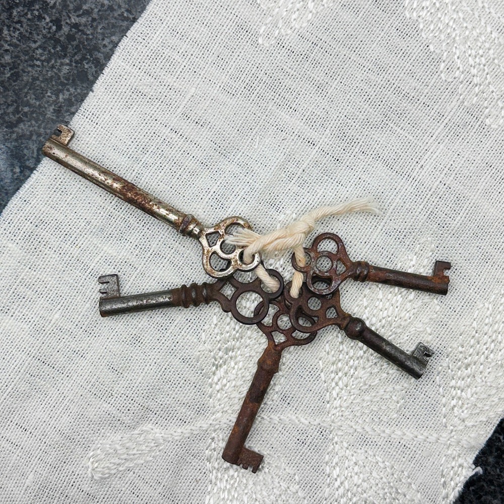Lot of 11 Vintage Skeleton Keys Mixed Metal Rusty Brass Jewelry Craft Supply - Picture 4 of 5
